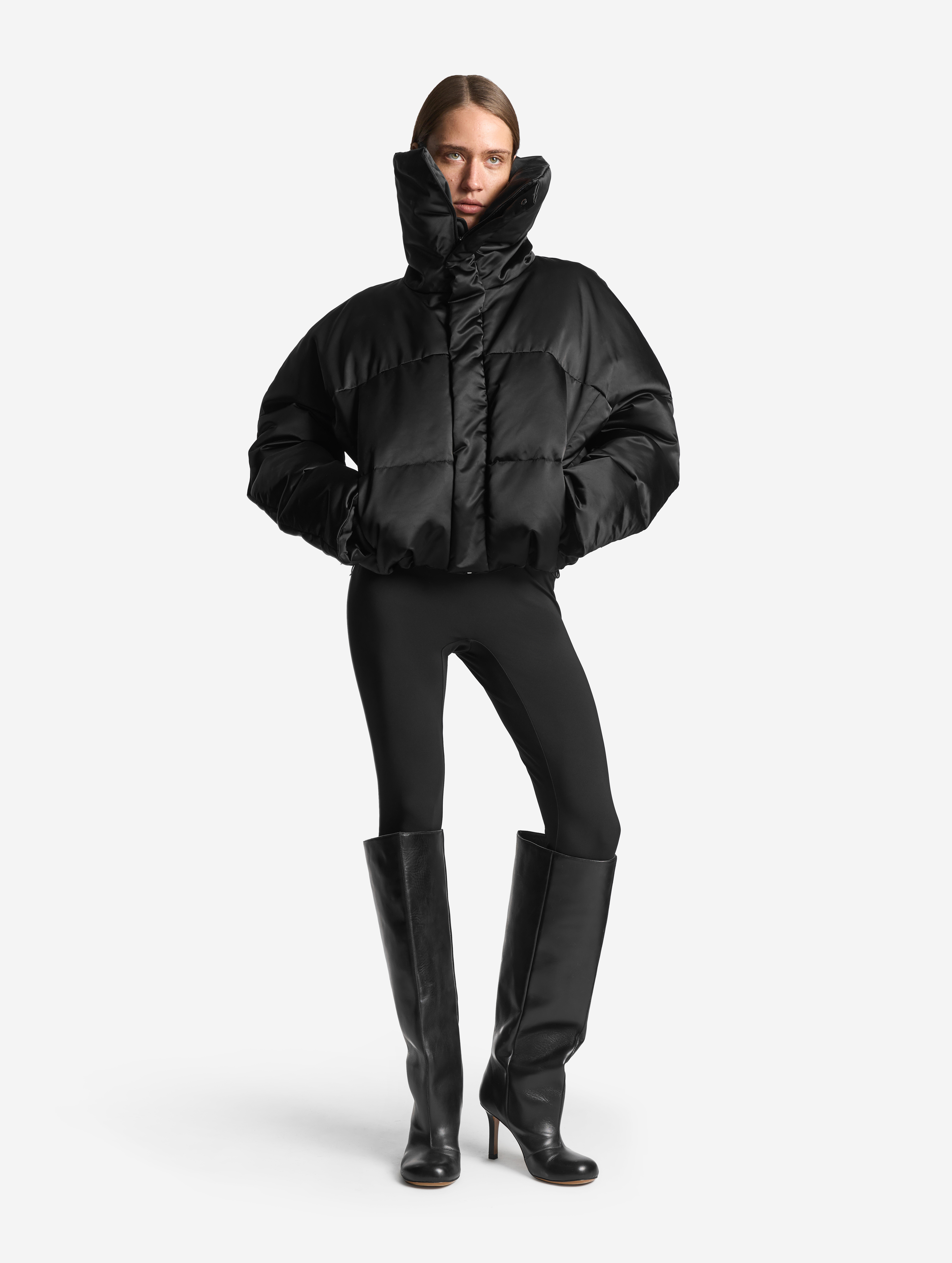 Пуховик V-силуэта 32130₽