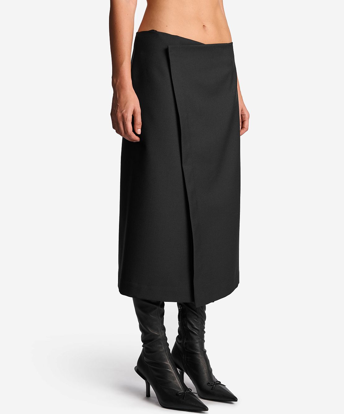 Porno yigit oldingi sevish paytida qizni jinsiy aloqaga jalb qiladi